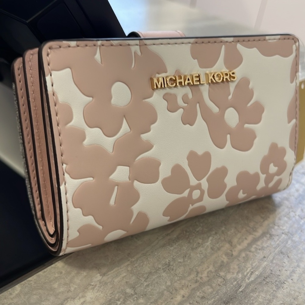 Michael Kors Jet Set Medium Floral Print Bi-Fold Wallet
POWDER BLUSH
NWT - Picture 8 of 16